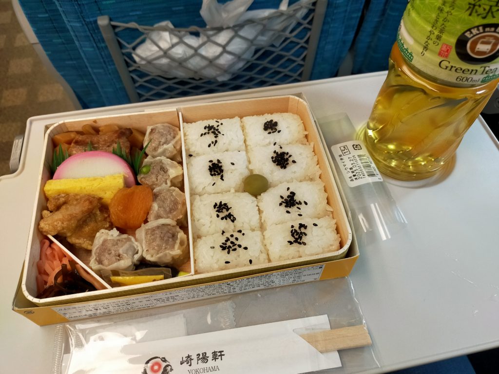東京発の新幹線で食べる駅弁は崎陽軒のシウマイ弁当にしました
