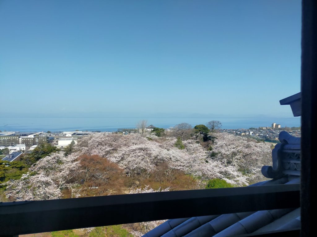 彦根城の天守閣から琵琶湖を臨む